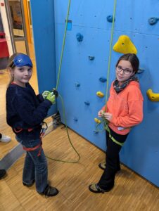 Spaß beim Klettern an der hauseigenen Kletterwand der SRH Stephen-Hawking- Schule.