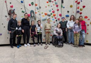 Gruppenbild der Schülerinnen und Schüler und Lehrkräfte im Boulderzentrum Heidelberg.