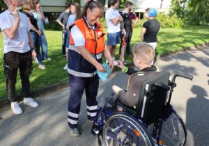 Frauchen von Rettungshund gibt Patient Leckerlis des Hundes in die Hand