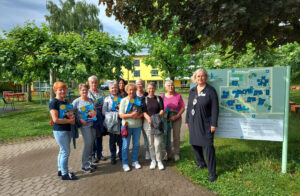 Eine Abordnung der Katholischen Frauengemeinschaft Tengen mit den Vorstandsdamen des HJW-Fördervereins Ina Rathje (re im Bild) und Ute Schröder (Bildmitte hintere Reihe) nach dem Rundgang über das Klinikgelände. Bild: Tanja Kranz