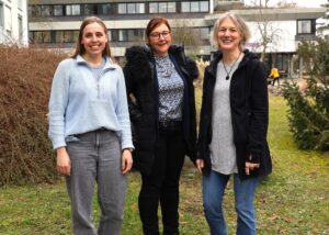 Sie freuen sich über das Zustandekommen der Kooperation zum Wohle der jungen Rehabilitanden (v.l.n.r.): Leonie Kogel und Dr. Julia Büttner-Kunert von der LMU München sowie Christina Möhrle von der Logopädie-Abteilung des Hegau-Jugendwerks. 