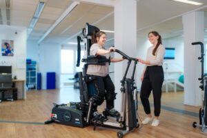 Der Innowalk Pro von Made for Movement ermöglicht ein motorisiertes Ganzkörpertraining für Patientinnen und Patienten ohne Steh- und Gehfähigkeit