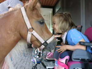die kleine Patientin mit einem Pony der Pony Ranch Bodensee