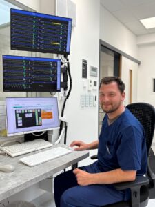 Pflegekraft und Stationsleiter Michael Täufer arbeitet gerne mit dem neuen System in der Dr. Becker Kiliani-Klinik.