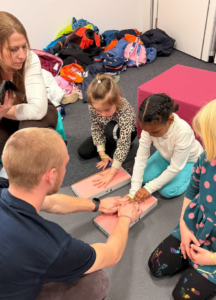 Vorschulkinder der Dino-Gruppeder Kita am Steinberg erkunden die
Welt des Gesundheitshandwerks bei
der Preisler Group und erstellen
ihren eigenen Handabdruck.