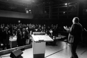 Standing Ovation: Dr. Böcker richtet die Worte an das Publikum.