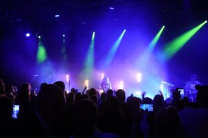 Das Publikum feiert mit.