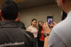 Autogrammstunde: Esther Graf nimmt sich Zeit für ihre Fans.