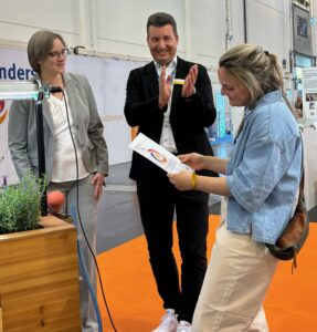 Urkundenübergabe auf der Leitmesse Altenpflege 2026. @Monsters of Media