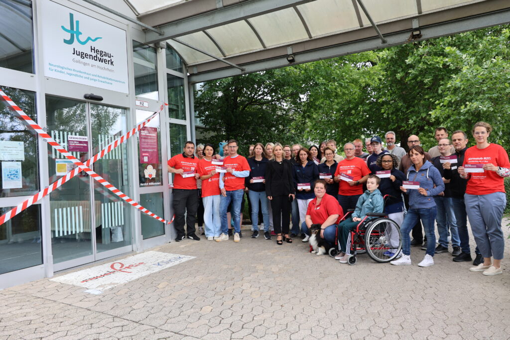 Den Mitarbeitenden des Hegau-Jugendwerks, allen voran der Klinikleitung, bereitet das geplante GKV Beitragssatzstabilisierungsgesetz große Sorgen. Deswegen beteiligen sie sich am landesweiten Aktionstag mit dem Slogan „Kein Geld – keine Versorgung“. Bild: Andrea Jagode